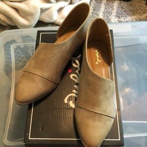 Qupid, closed-toe shoes, size 7 1/2, NEW.